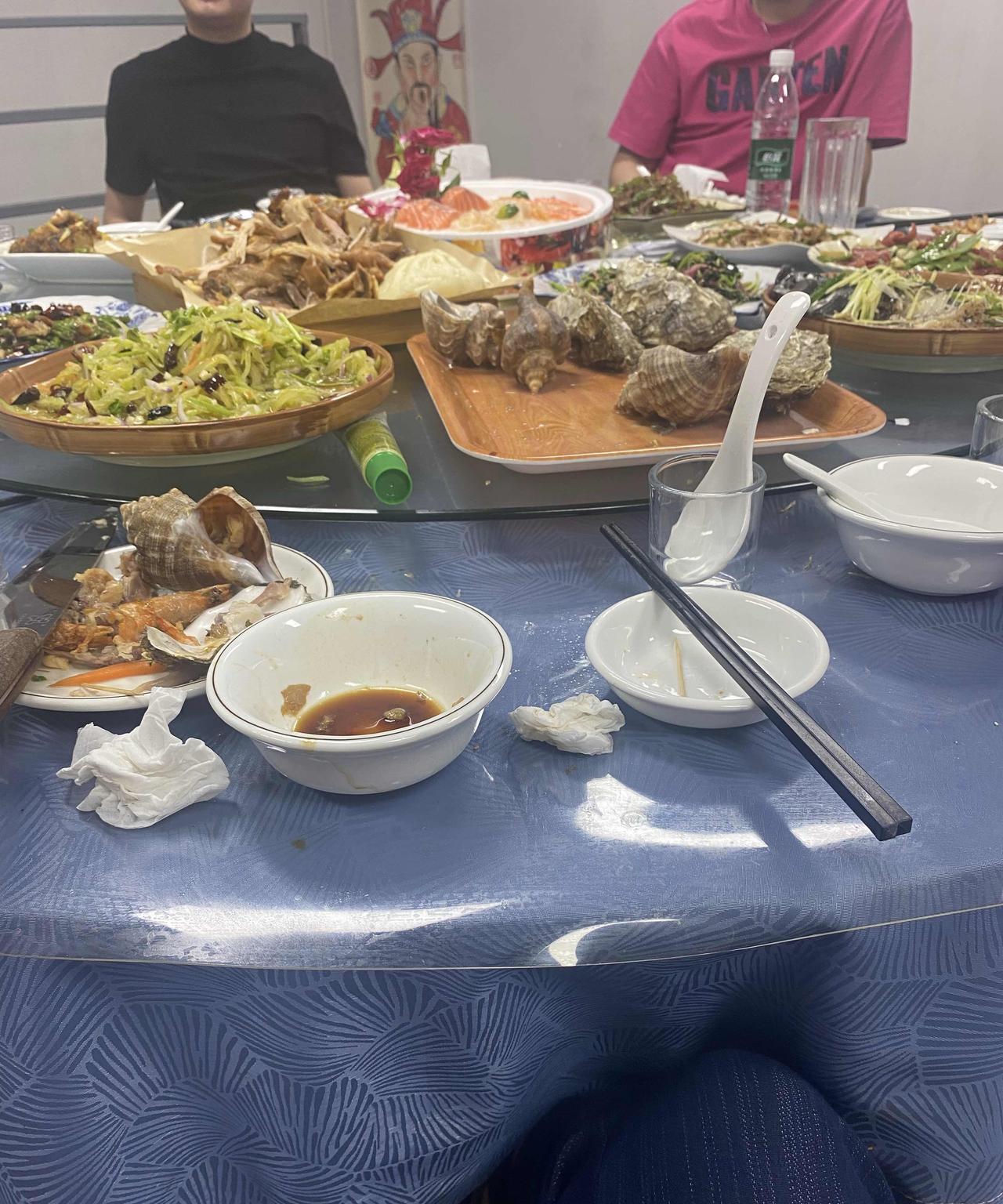 昨天跟外甥女婿的同事吃了一顿饭，受益匪浅。他们都是一帮年轻人，都是90后，都是