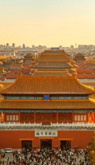 故宫缺钱到了什么地步，似乎永远入不敷出？故宫每年门票收入近8亿，文创收入大约15
