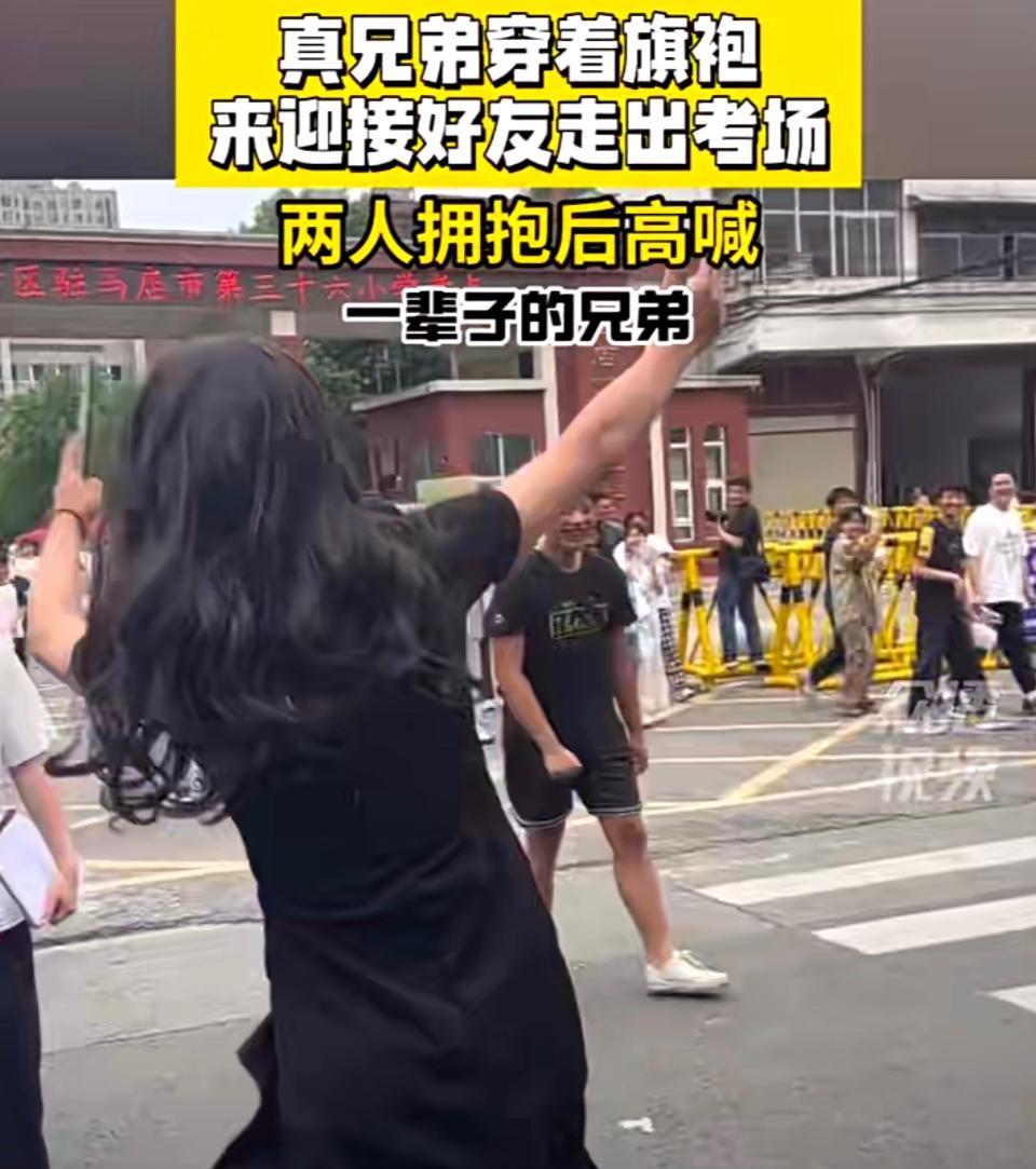 今年高考，这位驻马店的男同学一定火啦！他穿着黑色的旗袍，披着假发，奔向出考场