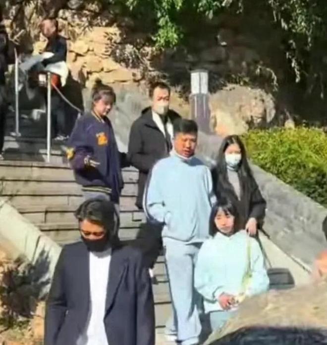 朱媛媛走后五个月，辛柏青没发一条朋友圈，却让整个圈安静了。他没开直播，没办追思