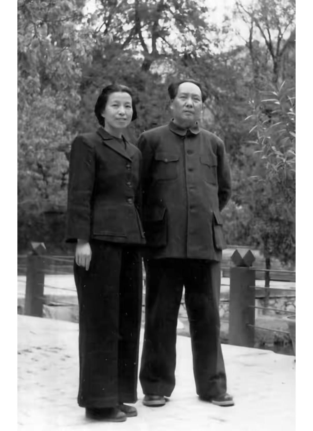 这是1949年毛主席在香山的一张合影，非常珍贵，很是怀念。[玫瑰]