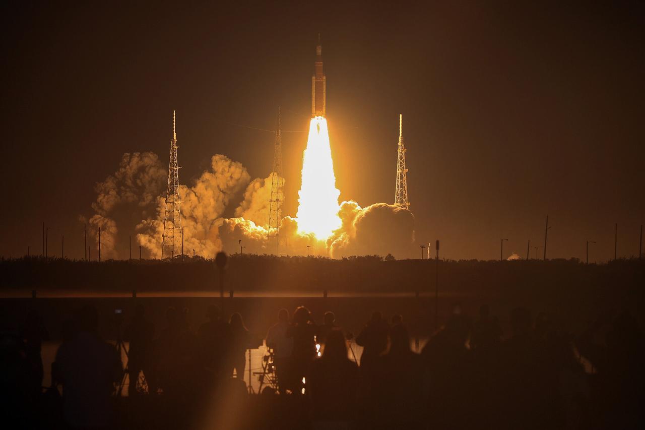 NASA深夜官宣，人类时隔53年重返月球再归来，背后隐患却藏不住深夜NASA