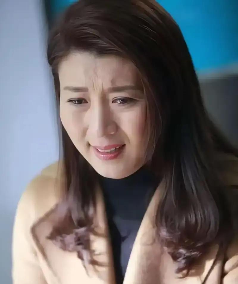 闫学晶这次被全网群嘲，说实话，一点都不冤，甚至还有点大快人心的意思。她在直播