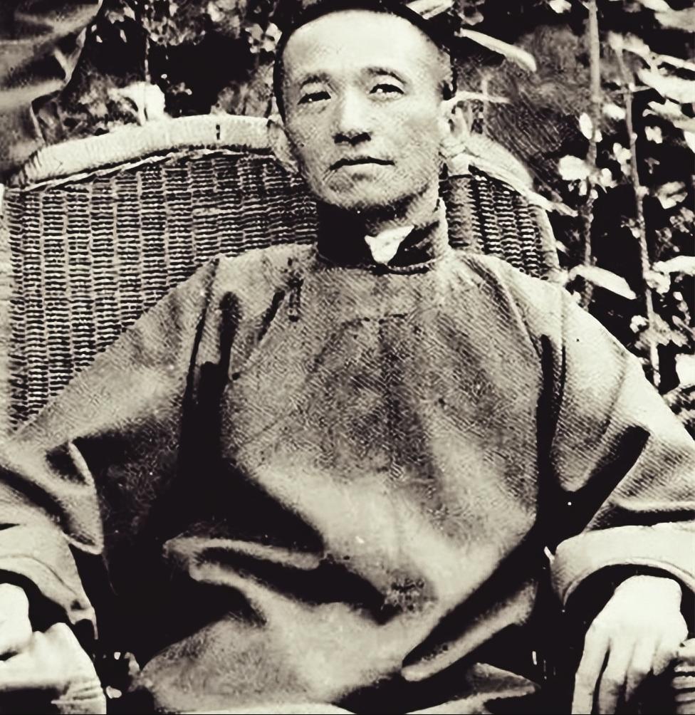 1948年，陈布雷劝老蒋不能只拍苍蝇要打老虎。老蒋听出是指孔宋。反讥道：