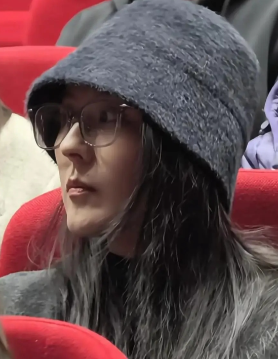 39岁的热依扎现身电影《长夜将尽》首映礼戴着一顶灰色帽子，素颜出镜，皮肤状态虽