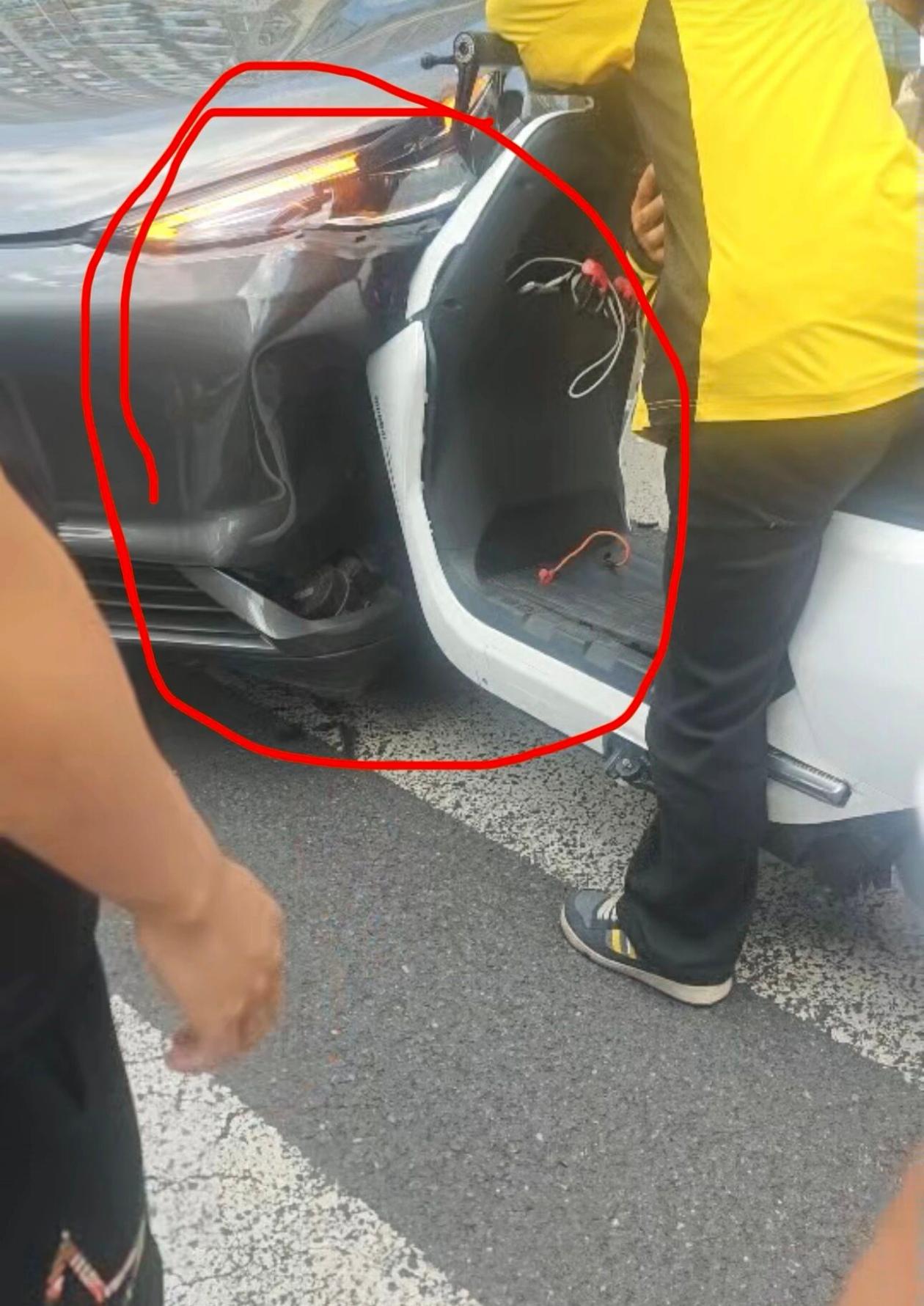 这得骑多快，电瓶车前轮都撞进车里了小哥估计有内伤，手一直捂着