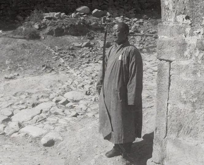 1938年，贺龙派余秋里去收编一支“和尚军”。见面时，和尚二话不说，抬手就是一枪