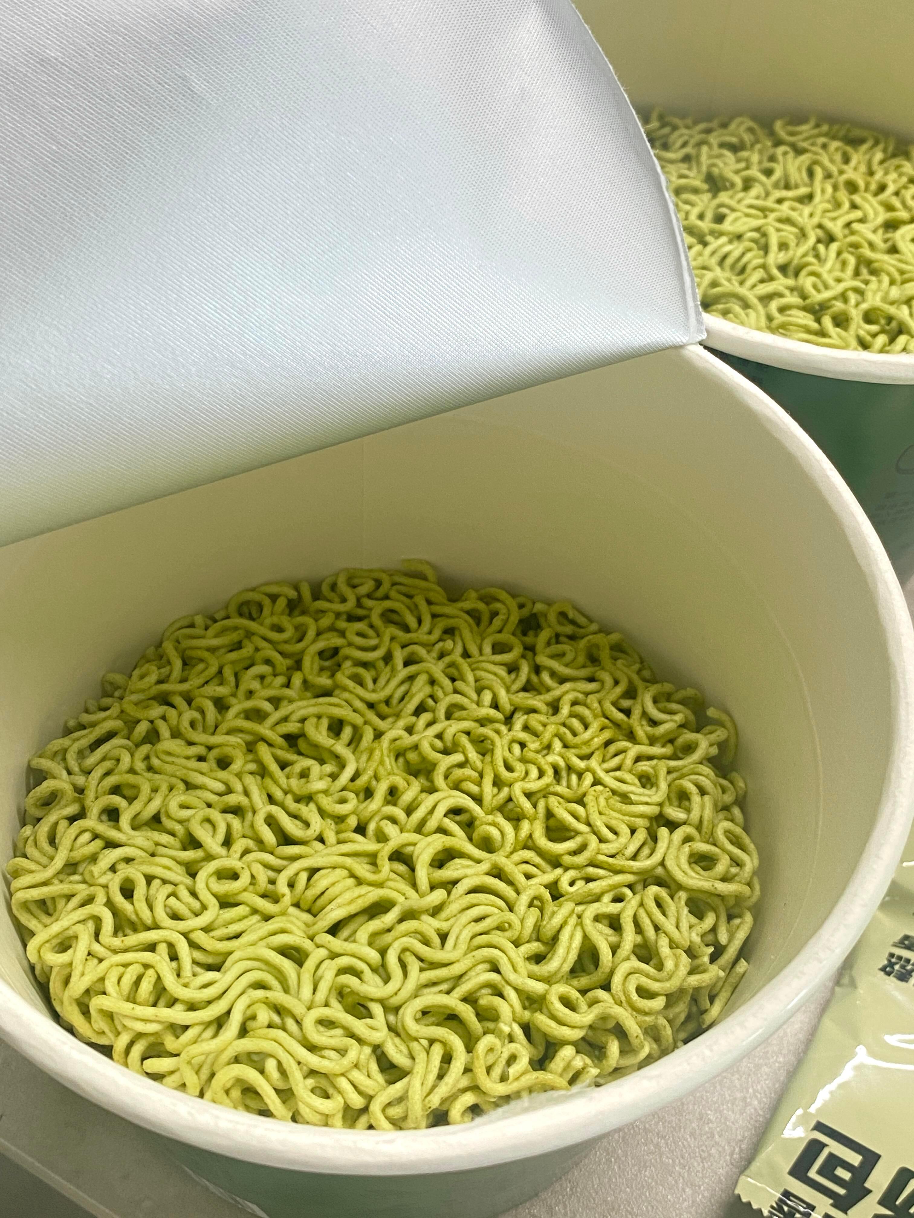 白象的诚恳印在包装上它的研发部像开了挂：今天偷师江南蟹黄，明天钻进东北学酸菜，