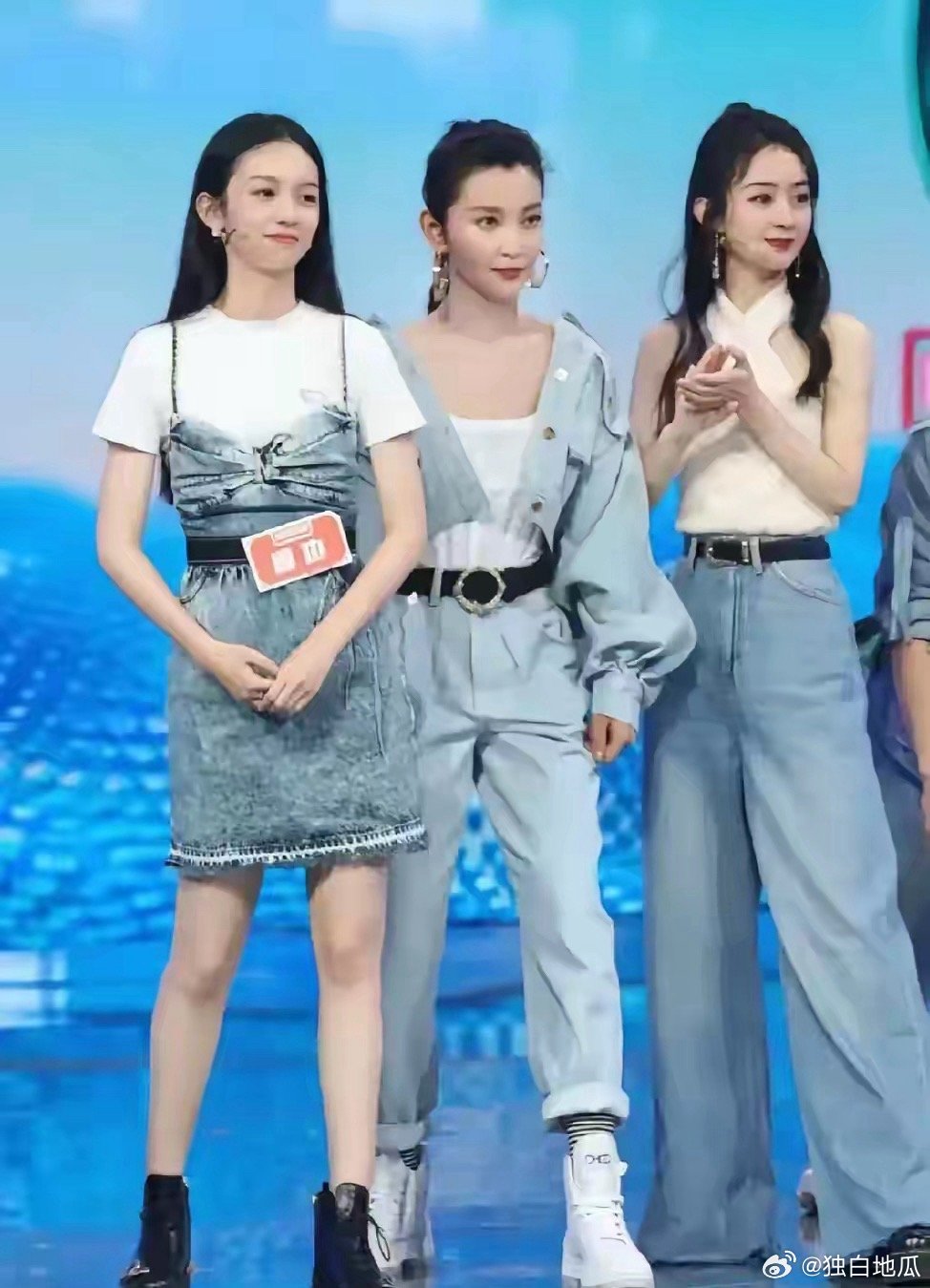 三人合照，才知道谁最漂亮。​​​