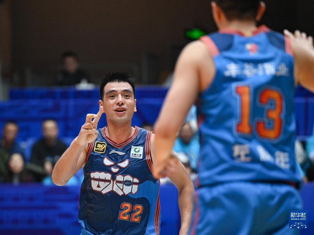 给四川丰谷酒业男篮点个赞！能从山东高速身上拿83分很不容易啊！四川男篮背负着高
