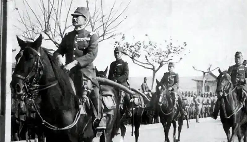 1940年5月，日军联队长冈本德三死了，按惯例日本军部追赠他为少将。可是，在给他