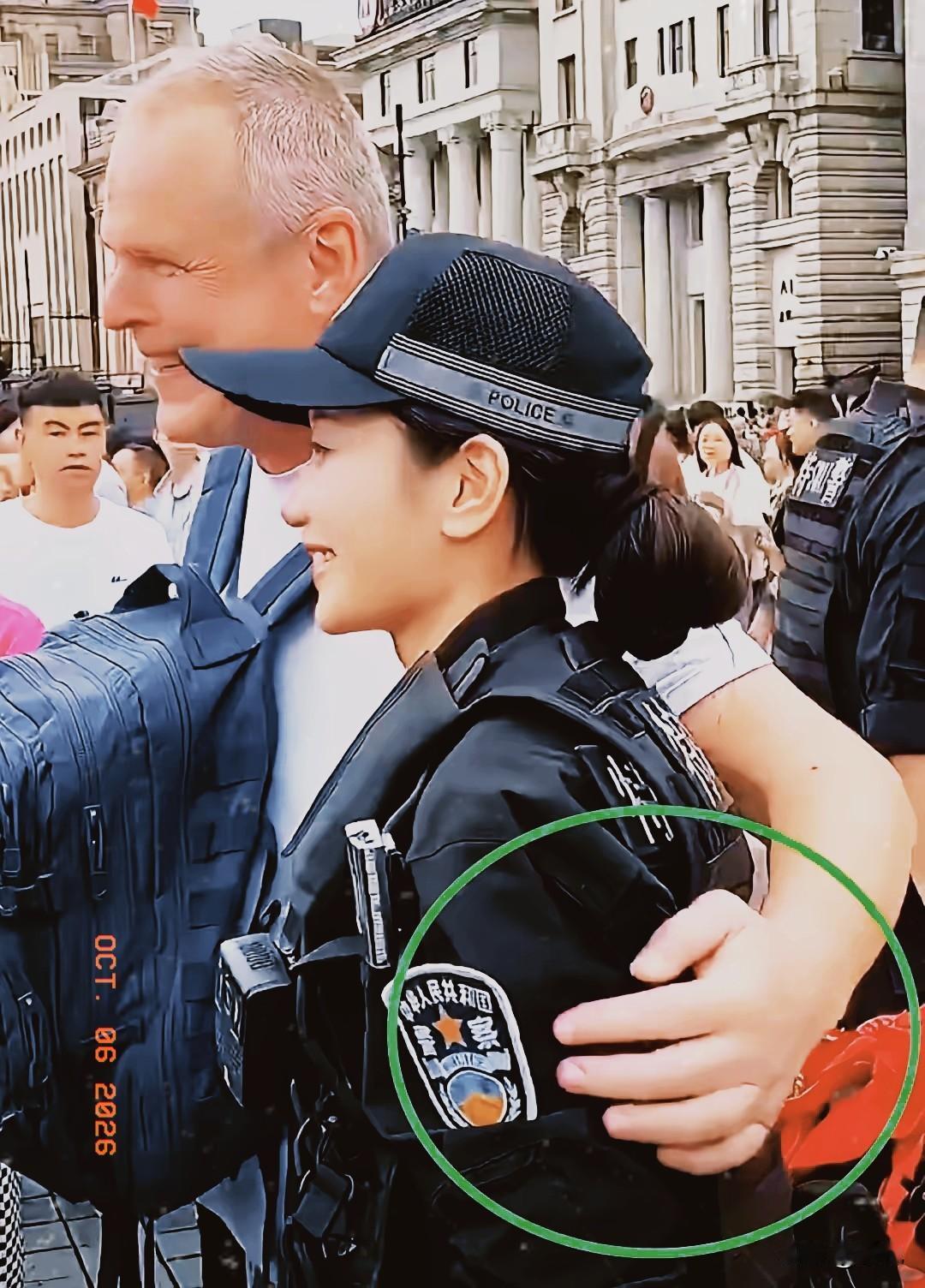 外滩执勤的女特警被1名外国游客伸手搭上肩膀，她没急没恼，轻轻把那手一拨，1句英文