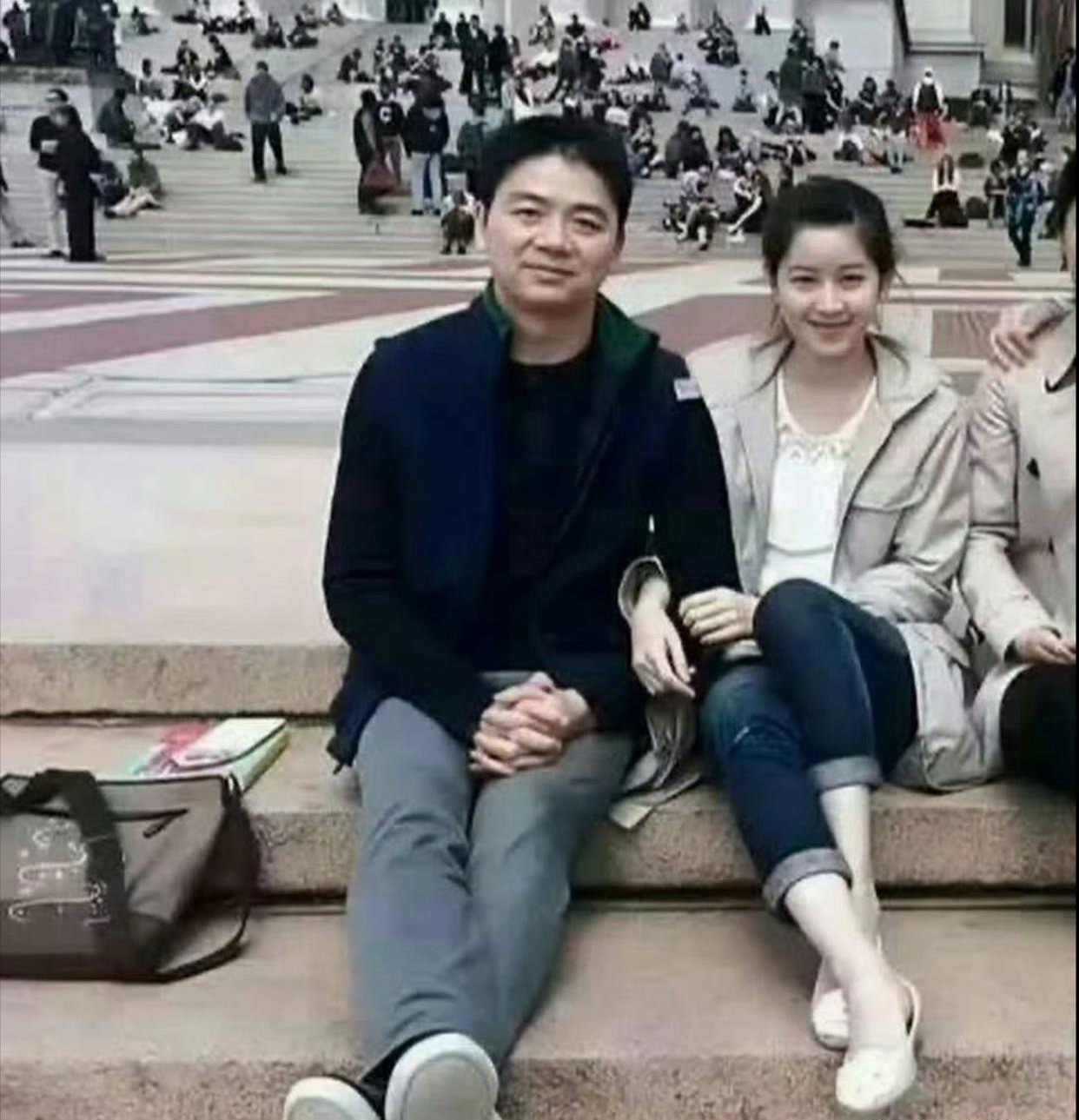这会的刘强东三十八岁，章泽天十八岁才刚认识不久。​​​