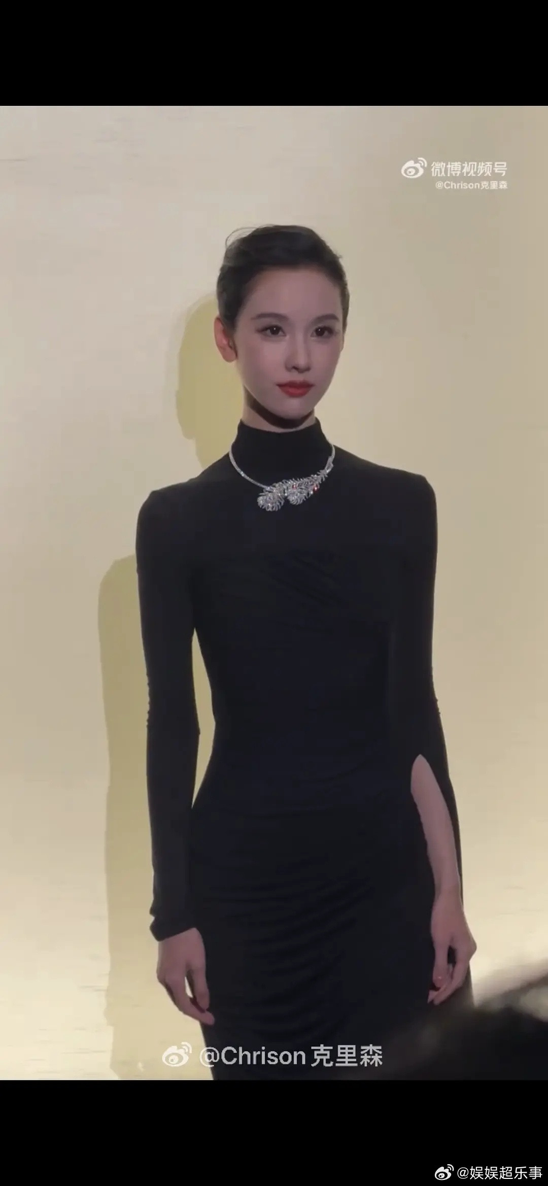 好长一截儿脖子啊……陈都灵体态纤纤仪容万千