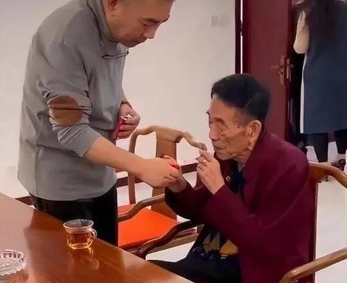 杨少华94岁高龄仙逝，他生前的一个习惯给了我们启示，引起了我们的注意。杨少华爱