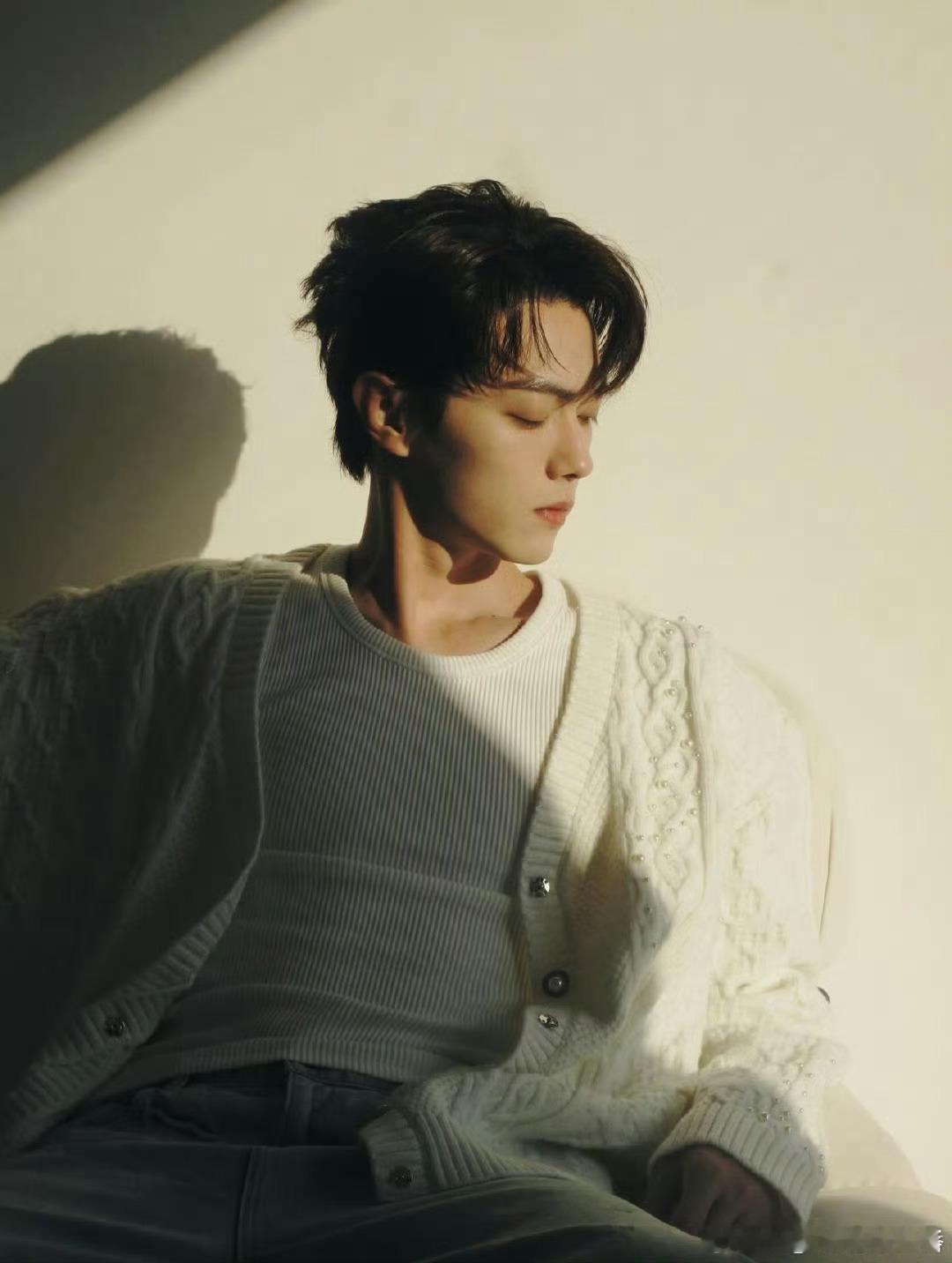 许凯ins更新；海外粉丝评论:想你，等你很久了！帅哥海内外多营业～大家都爱看