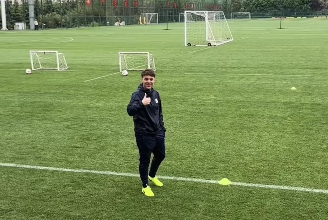 泰山球迷：现在回过头去看，泰山队赛季前转会窗的工作，是近乎失败的，就连刚引进的助