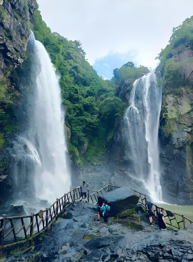 上联：瀑响青山呼远客，下联：风引绿野鹤迎宾，下联：泉鸣幽涧唤归人。