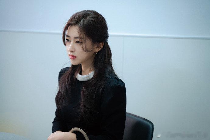 朱珠把外卖袋拎成秀场了朱珠这里这气场往那儿一站就让人看不见其他，果然就是拎着再普