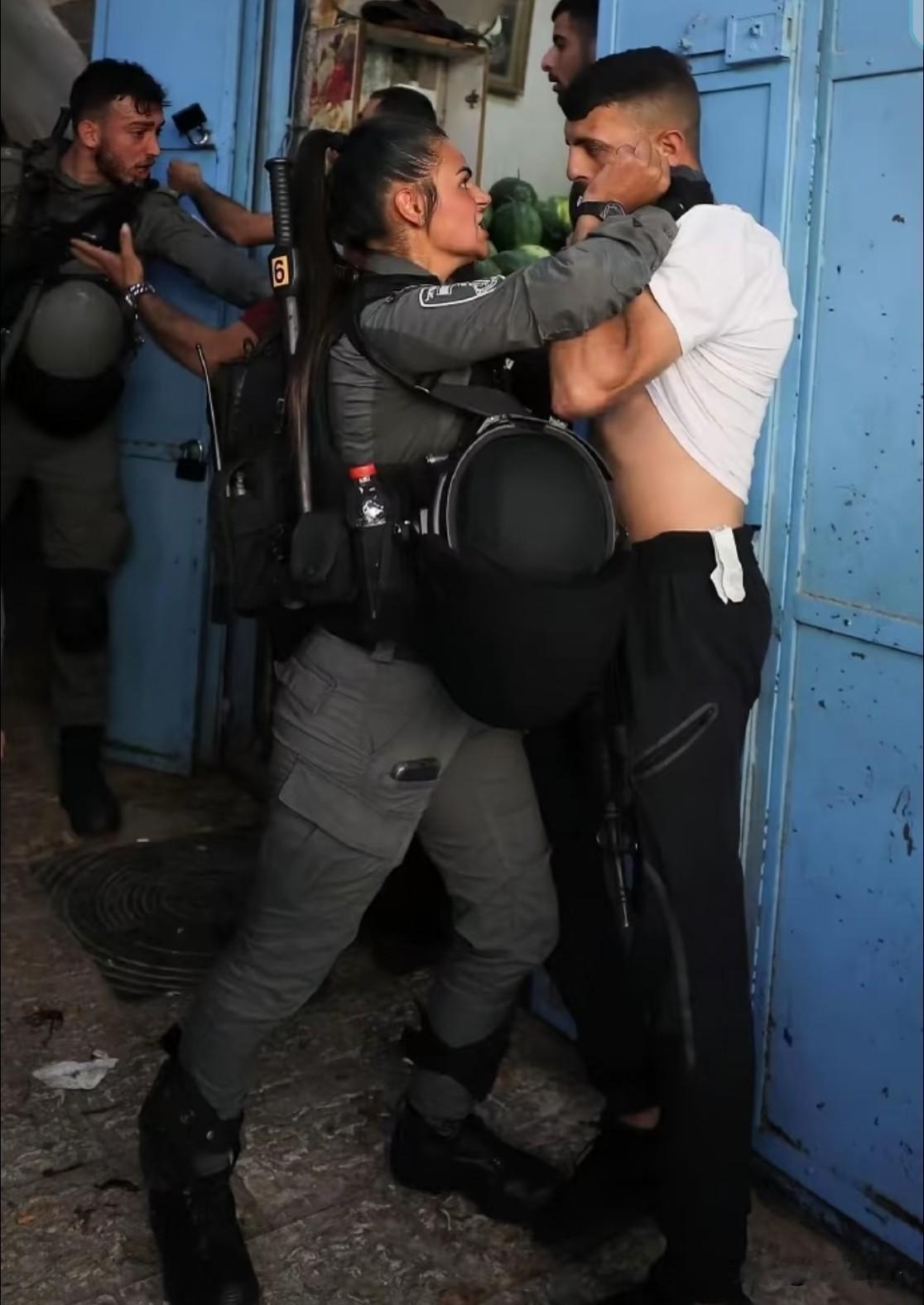 以色列女兵，敢不敢去印度？瞧以色列女兵对待巴勒斯坦男子的模样，咬牙切齿，怒目而