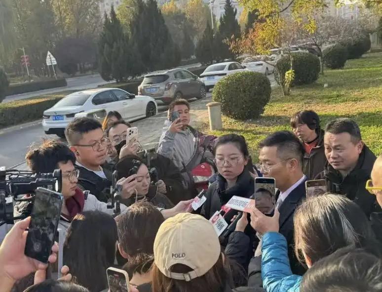 如果有9人拿着器械上门打砸，有人为了保护家人干掉了一个，那这算不算正当防卫？发