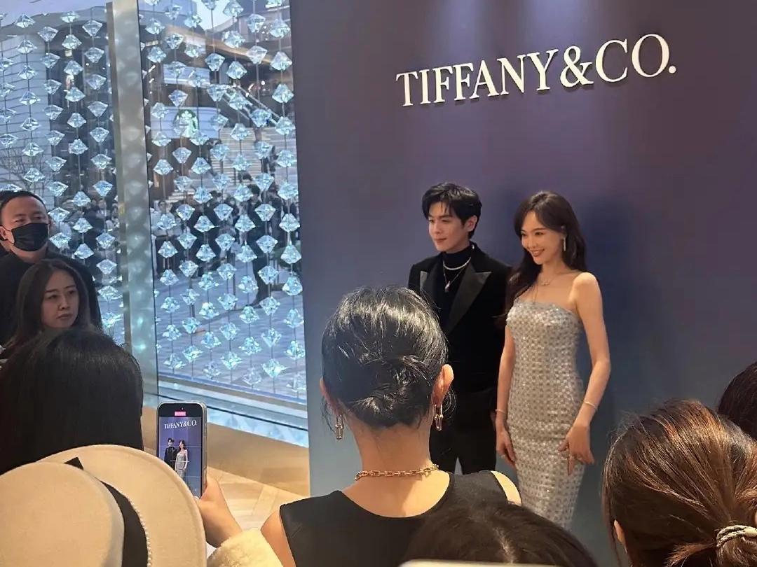 2026年上海前滩太古里，张若昀与唐嫣以Tiffany代言人身份惊艳同框，从《人
