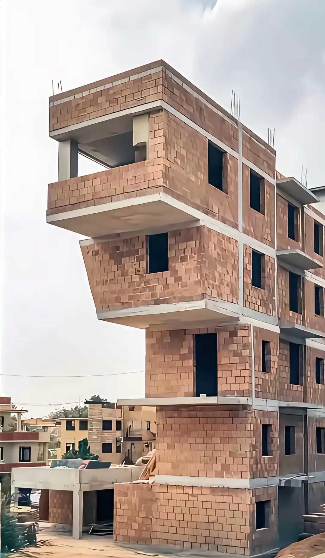 地基太小不要紧，向天再借五百平