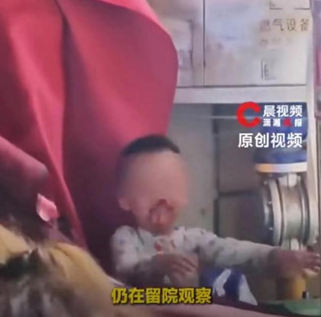 谁能想到，贵州贵阳一名3岁男童从10楼意外坠落，最后竟被楼下一家水果店的雨棚接住