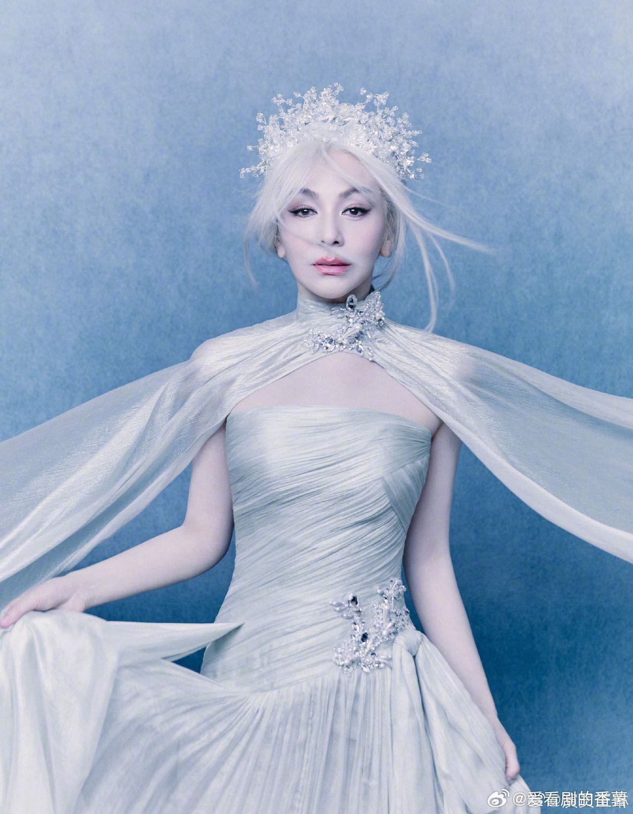 55岁雪姨走秀状态雪姨银发55岁王琳银发造型气场拉满，岁月沉淀的优雅与自信，完全