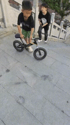 孩子无罪父母无知正常的三观都不交给孩子吗？[哭哭]