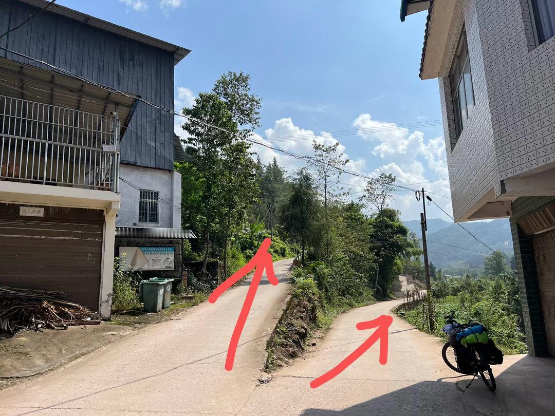 重庆式难题：上还是下？导航不说话，找人问路吧。[呲牙笑]​​​