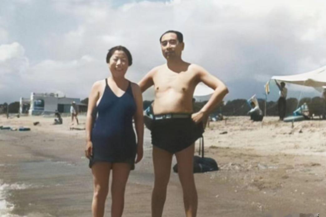 1958年，周总理和夫人邓颖超在北戴河海滩拍摄了一张珍贵的合影。风轻浪缓的北