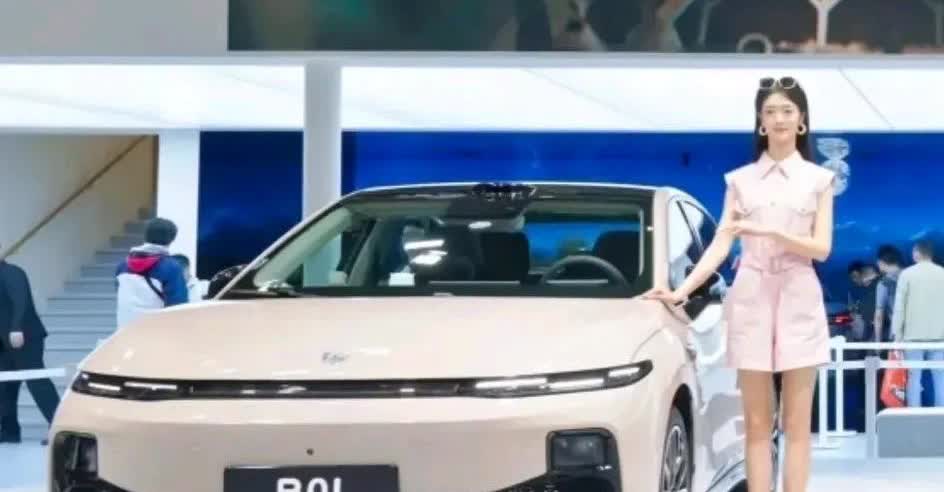 2025三月新势力销量排行出炉：第三名：小鹏汽车，33205台第二名：理