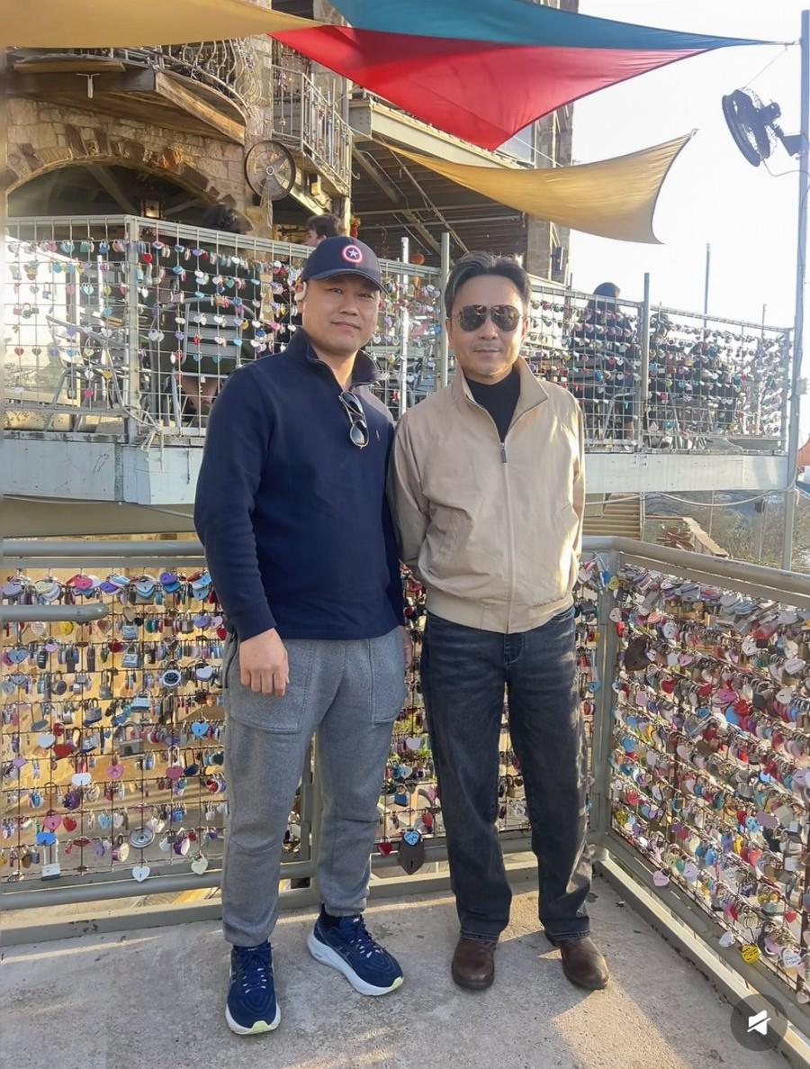 汪涵独自到美国旅游，胡子也白了，像70多岁的，脸上写满沧桑！2月23日，有一