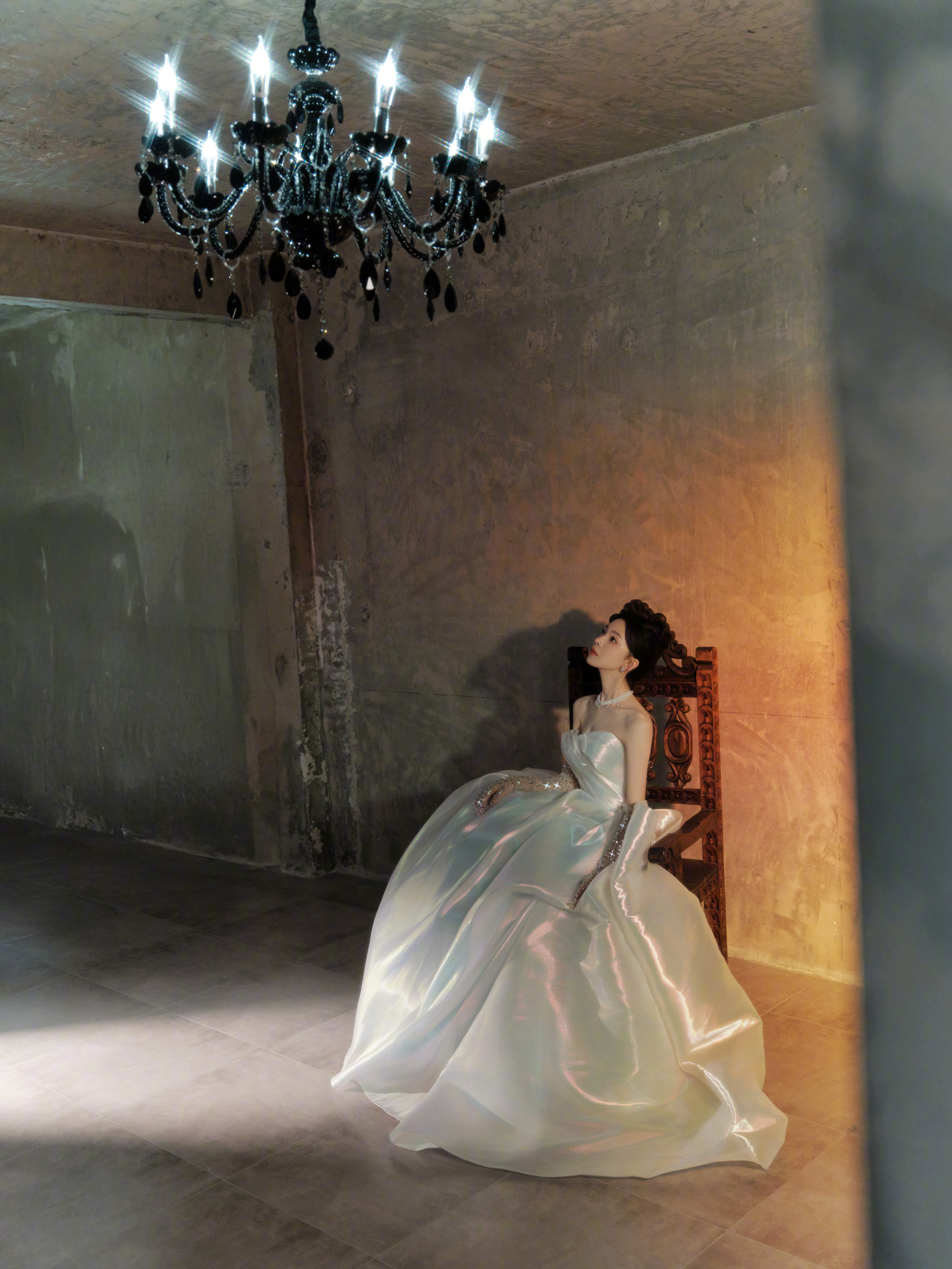 陈瑶五彩斑斓的白陈瑶微博视界大会出图有白色礼服＋优雅盘发，这是哪本童话书里的公