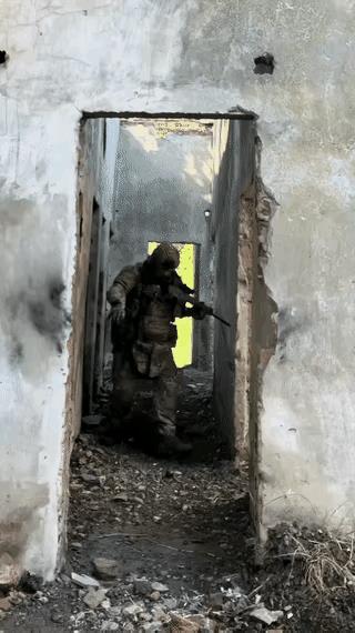 据俄媒透露，这是一段从战死乌军士兵尸体上的摄像设备中所截取的画面！画面中我们可