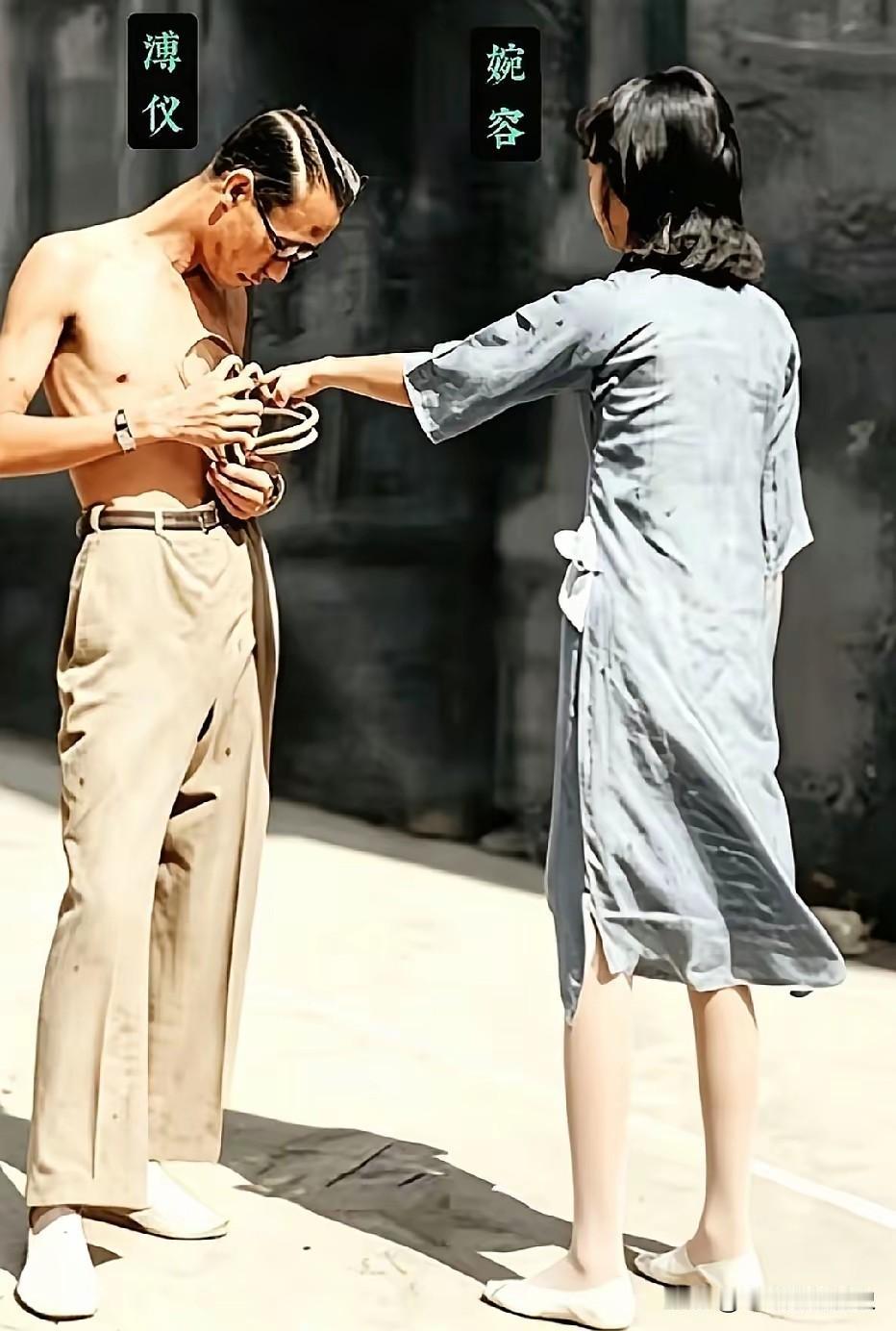 这张老照片定格了溥仪与婉容反差鲜明的日常瞬间。抛开帝王后妃的华丽光环，溥仪光着