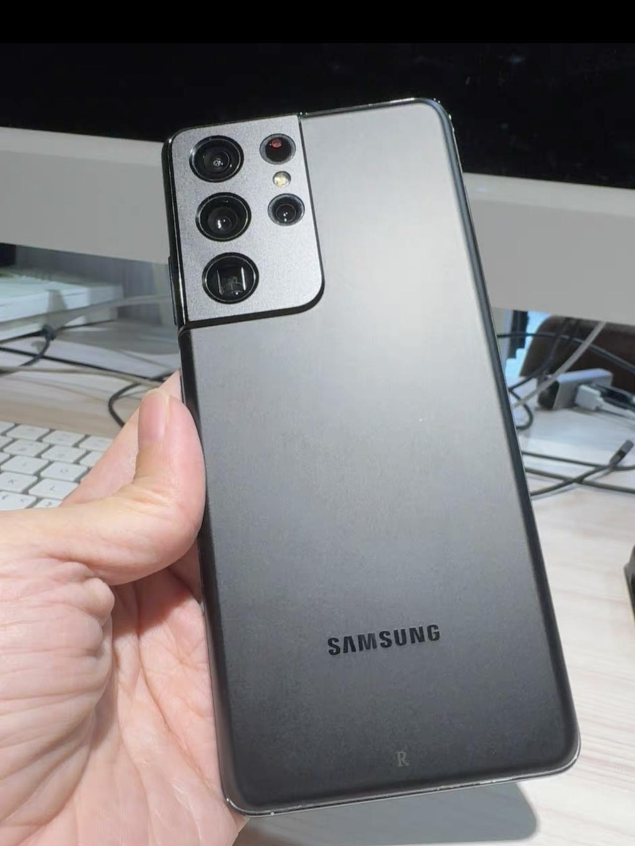 当年争议最大的一款三星机型吧？S21Ultra2026年还在用三星S2