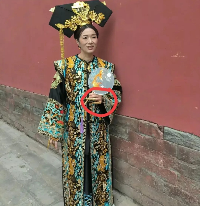 许建华彻底玩嗨了！但是，也有网友发现了她的一个问题，这个网友说，看了徐
