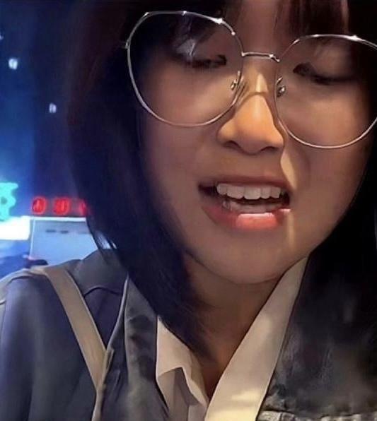 下班后，一个女生跑两小时外卖多赚点钱。刚跑完，高兴地发现挣了31块7，正准备回家