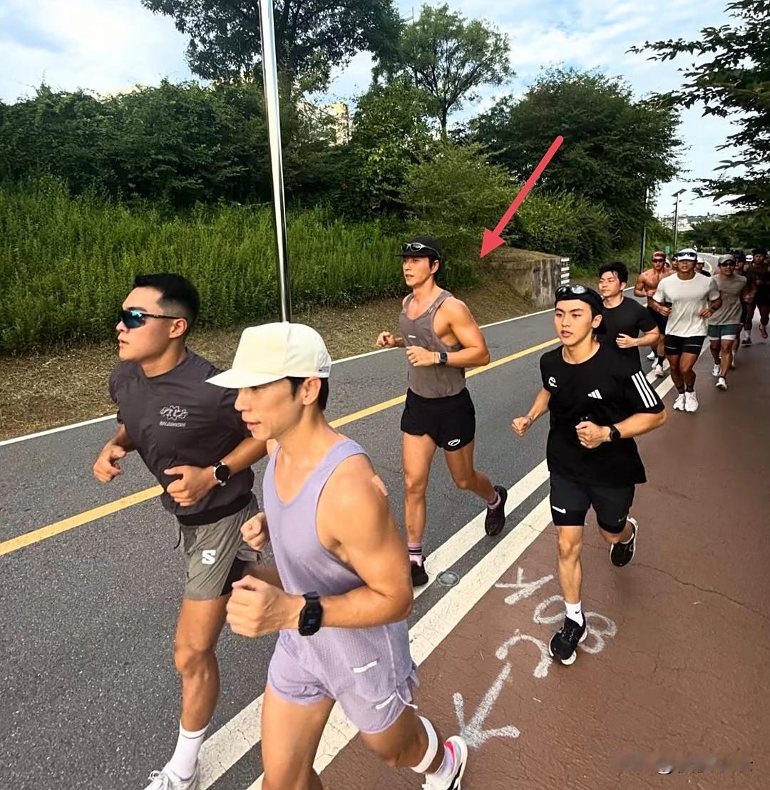 韩星朴海镇参加马拉松赛跑，他的身材看起来真好，肌肉很壮硕，太有男人味了，完全看不
