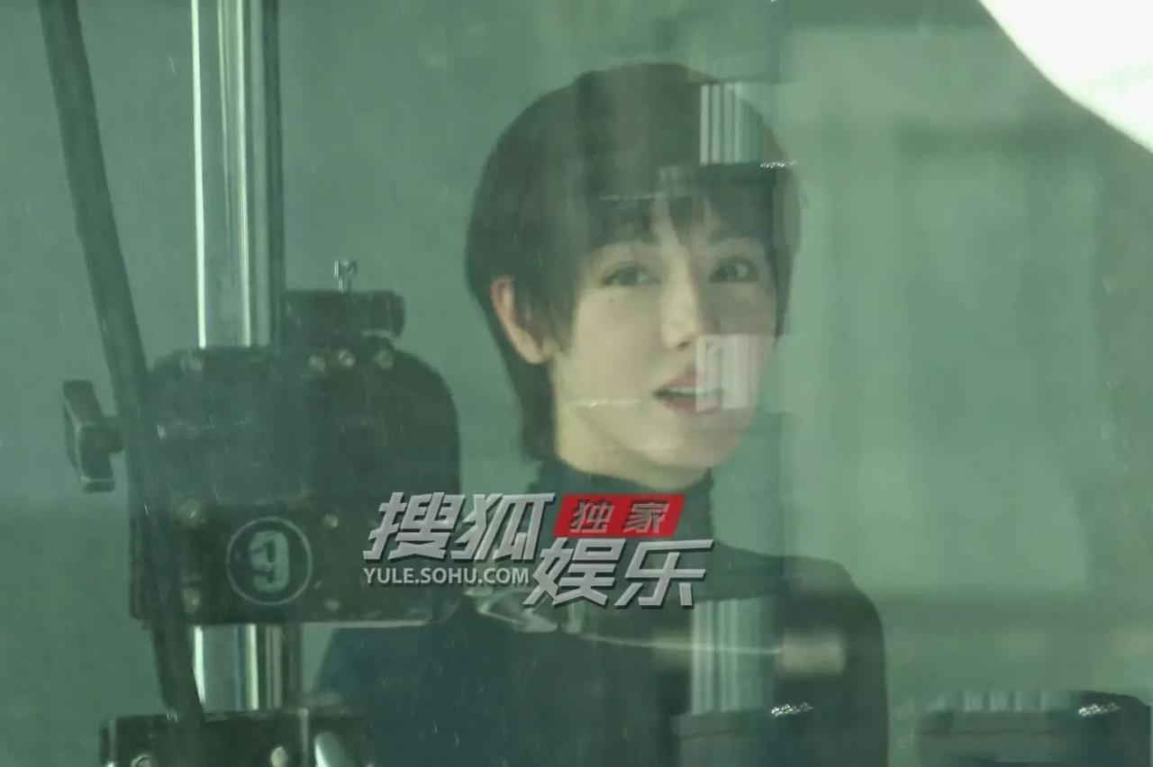 迪丽热巴超短发路透：好久不见的萌系迪迪近日，迪丽热巴超短发造型路透图惊艳曝光