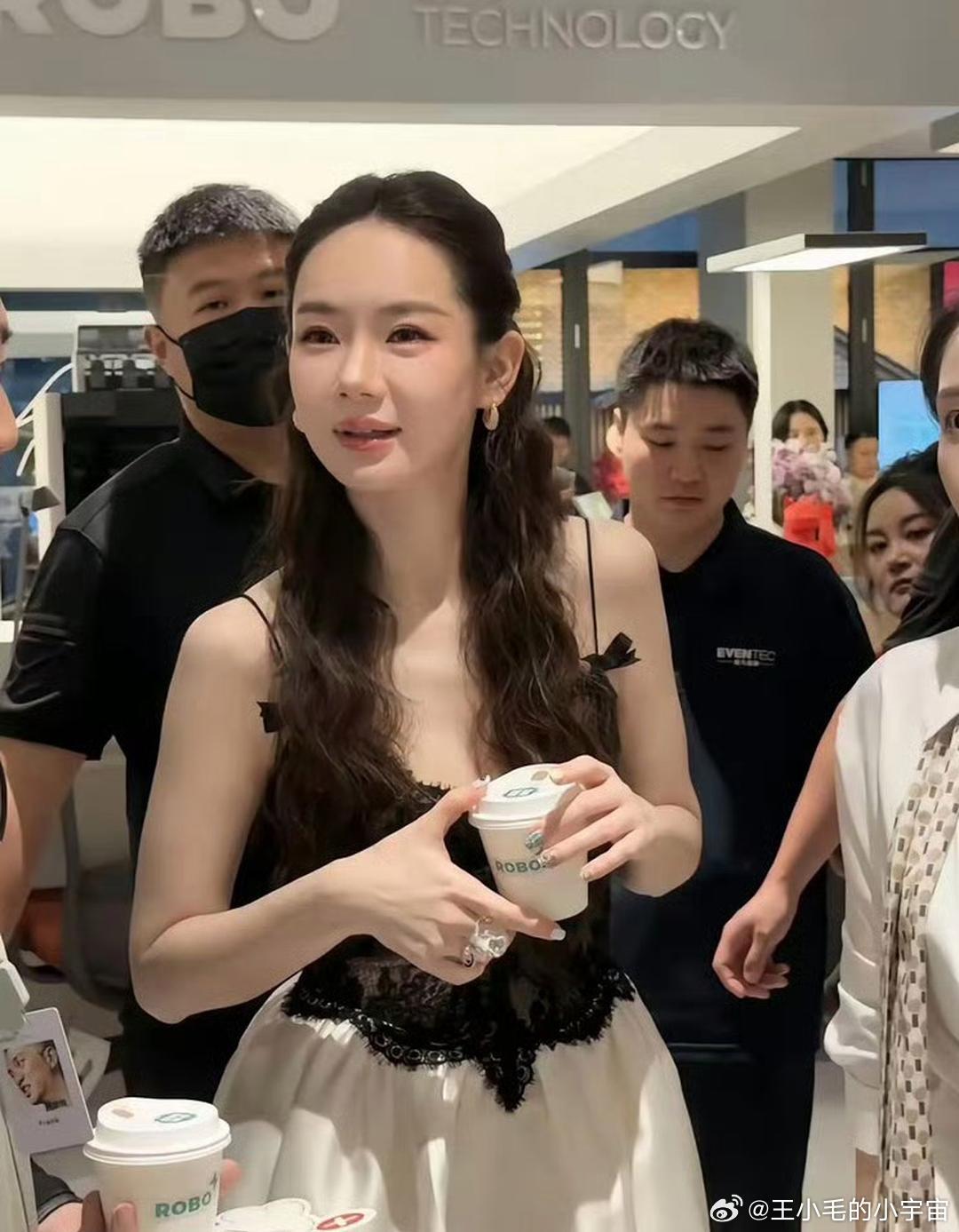 戚薇这面相是不是又变了？感觉和之前比起来，确实有点不太一样了。