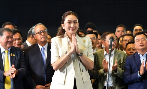 佩通坦赢麻了！泰王亲自出手，把洪森这场碰瓷表演撕得稀碎！就在洪森哭着喊“国际调