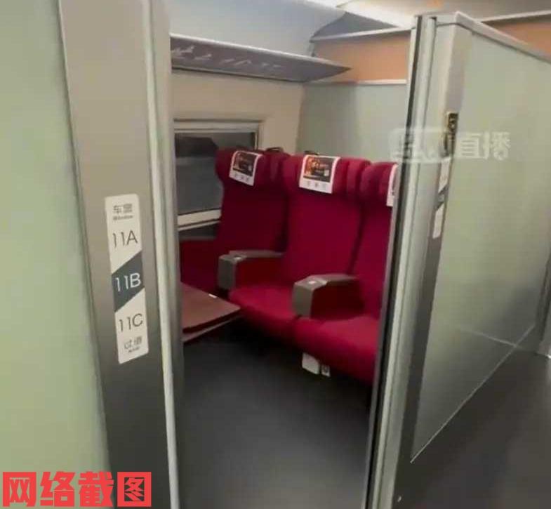 男子有事要出门乘坐高铁通行。此刻男子有心为了让自己乘坐一路上舒服一点，男子便