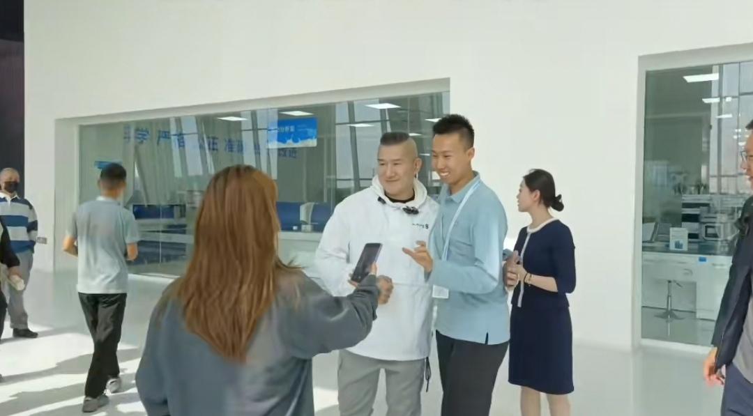 台湾网红馆长陈之9月19日参观了伊利健康谷。网红馆长2025年火爆全网，深圳