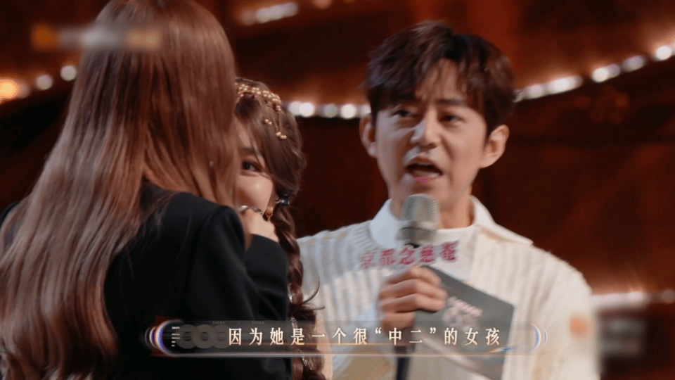 何炅对黄霄雲说你真的够了何老师有自己的夸夸方式，就这么不经意间说出了黄霄云自己作