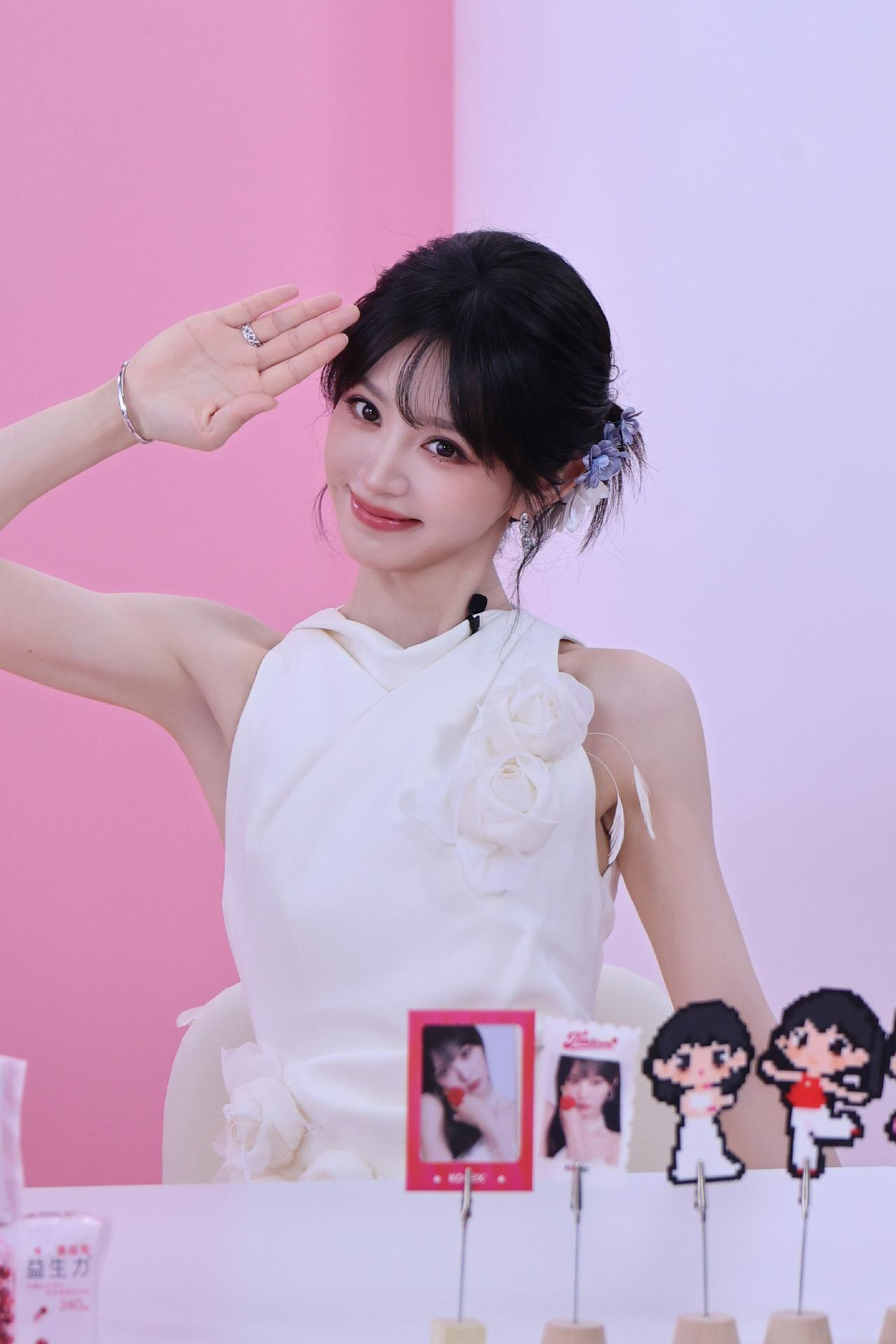 粉红系的萌妹😘田曦薇