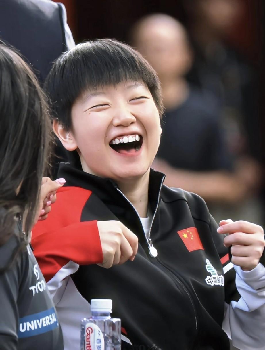 莎莎这组是照片明媚得像人间的天使！无拘无束的哈哈大笑！感染力超级强，我都看乐了！