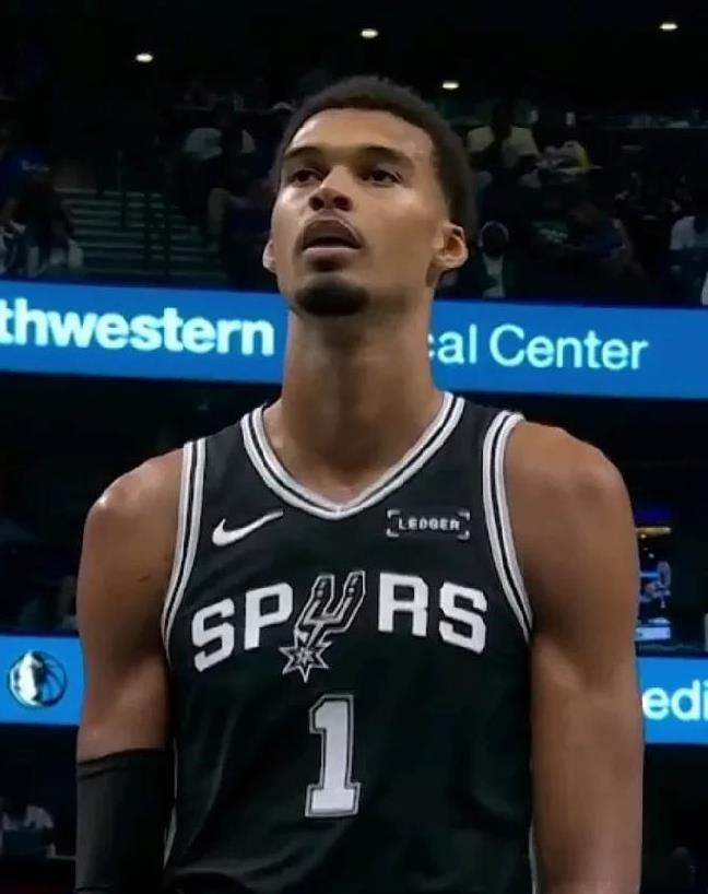 文班亚马开赛至今4场比赛的带队表现！！！客场打独行侠：上场30分钟，21中15